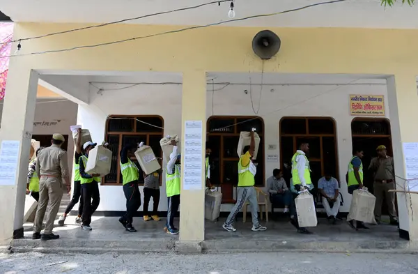 stock image GREATER NOIDA INDIA MAY 13 2023 Election Commission staff carrying the ballot papers for the local body elections at Mihir Bhoj PG College in Dadri on May 13 2023 in Greater Noida India The Bhartiya Janata Party swept the Uttar Pradesh local body pol