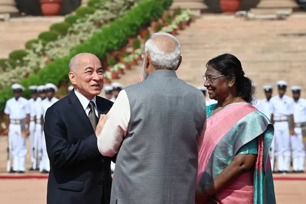 stock image NEW DELHI INDIA MAY 30 2023 President Droupadi Murmu and Prime Minister Narendra Modi with King Norodom Sihamoni of Cambodia during his ceremonial welcome at the forecourt of Rashtrapati Bhavan on May 30 2023 in New Delhi India Photo by Ajay Aggarwal