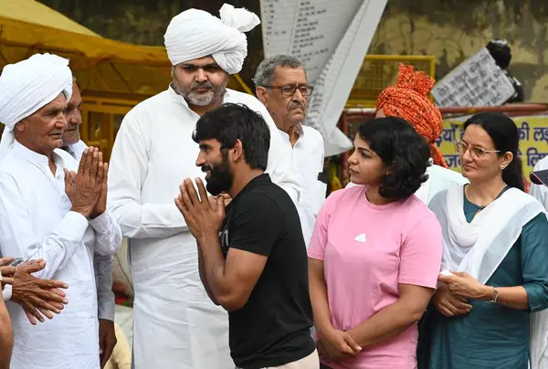 NEW DELHI INDIA MAYIS 12023 Kisan Kå protestocuları Bajrang Punia ve Sakshi Malik 'i desteklemek için 1 Mayıs 2023 tarihinde Yeni Delhi Hindistan' da Vipin Kumar Hindustan Times 