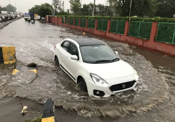 stock image GURUGRAM INDIA MAY 3 2023 Vehicles wade through a water logged stretch between Khandsa to Narsighpur village in rain on the NH 48 service road near Shani Mandir on May 3 2023 in Gurugram India Photo by Parveen Kumar Hindustan Times 