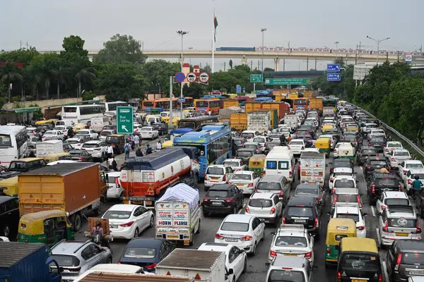NEW DELHI, INDIA - 23 Ağustos 2024 tarihinde Hindistan 'ın Yeni Delhi kentinde, Dhaula Kuan metro istasyonu yakınlarındaki Sardar Patel Marg' da trafik sıkışıklığı ve Halka yolu altında yoğun yağış sonrası Dhaula Kuan üstgeçidi altında su bloklama nedeniyle. (Fotoğraf: Sonu Mehta / Hindustan Times 