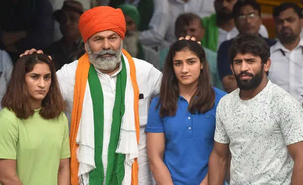 YENİ DELHI INDIA MAYIS 2 2023 Bharatiya Kisan Union BKU lideri Rakesh Tikait güreşçiler Bajrang Punia Vinesh Phogat Sangita Phogat ve diğerleri Hindistan Güreş Federasyonu başkanı Brij Bhushan Saran 'a karşı Jantar' da düzenlenen protesto gösterisinde 