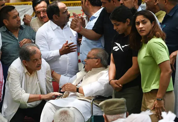 stock image NEW DELHI INDIA MAY 15 2023 Protesting Wrestlers Vinesh Phogat and Sakshi Malik with Former Union Minister Birender Singh and Former Governor of Jammu and Kashmir Satya Pal Malik at Jantar Mantar on May 15 2023 in New Delhi India Photo by Vipin Kumar