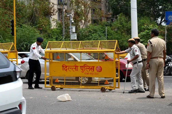 NOIDA INDIA 28 Mayıs 2023 Delhi polis gücü, 28 Mayıs 2023 tarihinde Noida Delhi Chilla sınırında, Bharatiya Kisan Birliği Tikait Grubu 'na mensup çiftçilerin Doğu Delhi' ye girmesini engellemek için engeller koydu. 