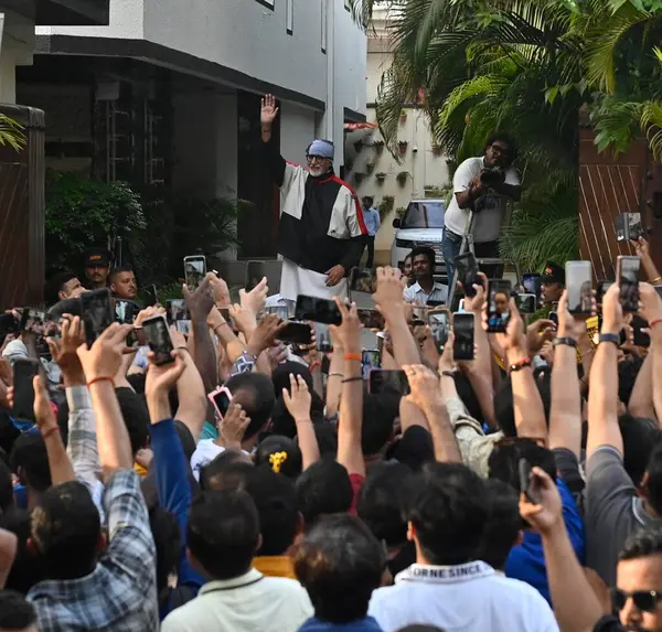 stock image MUMBAI INDIA MAY 14 2023 Bollywood actor Amitabh Bachchan greets his fans outside his bungalow Jalsa at Juhu on May 14 2023 in Mumbai India Photo by Vijay Bate Hindustan Times 