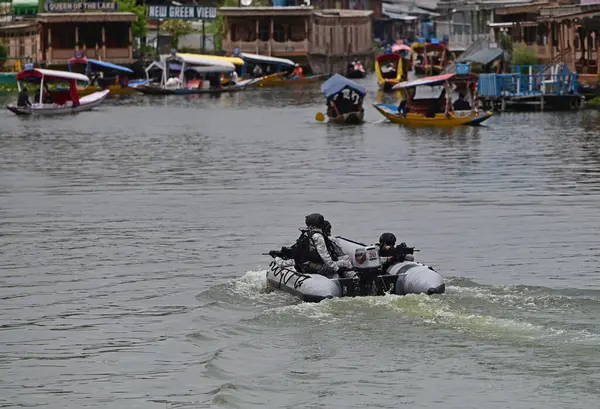 stock image SRINAGAR INDIA MAY 18 2023 Indian Navy s Marine Commandos patrol on the waters of Dal Lake on May 18 2023 in Srinagar India Security is being beefed up ahead of the G20 Tourism Working Group meeting of delegates from G20 nations is being held in Srin