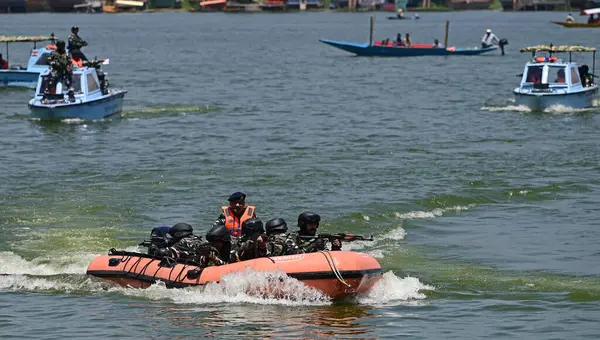 stock image SRINAGAR INDIA MAY 20 2023 Central Reserve Police Forces CRPF Quick Action Team conducting a security drill in the waters of Dal Lake ahead of the G20 meeting Security is being beefed up ahead of the G20 Tourism Work