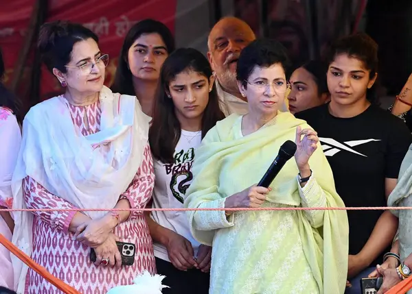 stock image NEW DELHI INDIA MAY 5 2023 Senior Congress leaders Kumari Selja and Kiran Choudhry with Wrestlers Sangita Phogat and Sakshi Malik during their protest against the Wrestling Federation of India presidentBrij Bhushan Sharan at Jantar Mantar on May 5 20