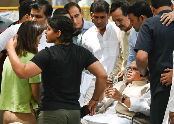 stock image NEW DELHI INDIA MAY 15 2023 Protesting Wrestlers Vinesh Phogat and Sakshi Malik receives cash from former Governor of Jammu and Kashmir Satya Pal Malik at Jantar Mantar on May 15 2023 in New Delhi India Photo by Vipin Kumar Hindustan Times 