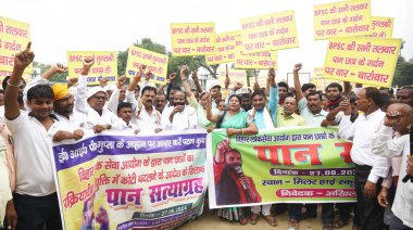 PATNA INDIA 27 AUGust 27 2024 Tüm Hindistan Pan Federasyonu üyeleri Bihar Kamu Hizmeti Komisyonu 'na karşı 27 Ağustos 2024' te Patna Hindistan 'da Santosh Kumar Hindustan Times' ın çektiği Millar Okulu 'nda çeşitli talepleri üzerine protesto düzenledi. 