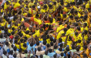 MUMBAI INDIA AUGSTOS 27 Ağustos 2024 Govinda Revellers Satish Bate Hindustan Times tarafından Hindistan 'da 27 Ağustos 2024 tarihinde Hindistan' da Ghatkopar 'da düzenlenen Hint Gopalkala Festivali sırasında toprak kabı Dahi Hand' i kırmak için insan piramidinden çıkarıldı. 