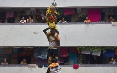 MUMBAI INDIA AUGust 27 Ağustos 2024 Govinda Mandal Dahi handi 'yi Currey Road' daki Dahi handi festivalinde parçaladı 27 Ağustos 2024 'te Mumbai Hindistan' da yapılan Dahi Handi Festivali sırasında. Fotoğraf: Bhushan Koyande Hindustan Times 