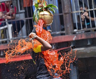 MUMBAI INDIA AUGSTOS 27 Ağustos 2024 Govinda Revellers, Anshuman Poyrekar Hindustan Times tarafından Hindistan 'da 27 Ağustos 2024' te Hindistan 'da düzenlenen Hint Gopalkala Festivali' ni kutlarken toprak kabı Dahi Hand 'i kırmak için insan piramidinden çıkarıldı. 