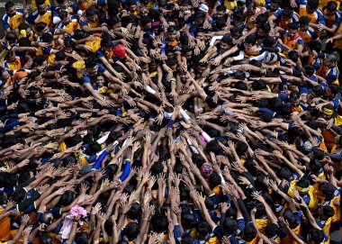 MUMBAI INDIA 27 AĞUSTOS 2024 Govinda Revellers, 27 Ağustos 2024 'te Hindistan' da Mumbai 'da Hindistan' da Anshuman Poyrekar Hindustan Times tarafından çekilen Hindistan Gopalkala Festivali 'ni kutlarken toprak kabını kırmak için insan piramidi oluşturmadan önce dua ediyor. 
