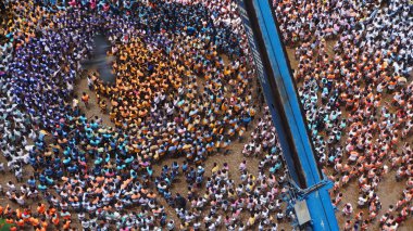 27 Ağustos 2024 'te Sanskriti Yuva pratishthan tarafından 27 Ağustos 2024' te Thane Hindistan 'da düzenlenen Vartak Nager' da Dahihandi festivalinde Handi 'yi yıkmaya çalışan Govinda kalabalığı görülüyor. 