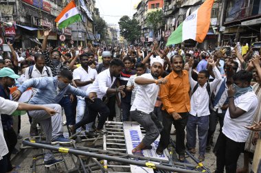 KOLKATA INDIA AUGust 27 AĞUSTOS 2024 Mart 'ta Dışişleri Bakanı Nabanna' ya yönelik barikatları yıktı. Paschimbanga Chhatrasamaz Öğrenci Derneği Batı Bengal 'deki CM Mamata Banerjee' nin tecavüz ve cinayet iddialarıyla istifa çağrısında bulundu.