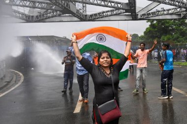 KOLKATA INDIA AUGust 27 AĞUSTOS 2024 Mart 'ta Paschimbanga Chhatrasamaz Öğrenci Derneği' nin Batı Bengal 'deki Dışişleri Bakanı Nabanna' ya karşı yürüttüğü yürüyüşte polis, Mamata Banerjee 'nin bir trene tecavüz ve cinayet suçlarından istifasını istemek için su topu kullandı.