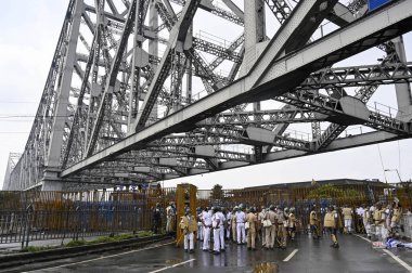 KOLKATA INDIA 27 AĞUSTOS 2024 Eyalet Sekreteri Nabanna 'ya karşı Mart ayı boyunca Howrah Köprüsü' nde nöbet tutan polis, Batı Bengal Chhatrasamaz Öğrenci Derneği 'nin CM Mamata Banerjee' nin istifasını istediği iddiasıyla çağrısında bulundu.