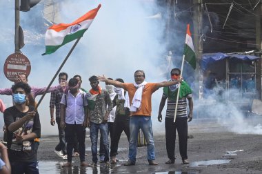 KOLKATA INDIA AUGust 27 AĞUSTOS 2024 Mart 'ta Paschimbanga Chhatrasamaz Öğrenci Derneği' nin Batı Bengal 'deki danışmanı Paschimbanga Nabanna' ya yönelik göz yaşartıcı gaz kullandı.