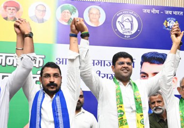 YENİ DELHI INDIA AUGust 27 AĞUSTOS 27. 2024 Eski Haryana Başkan Yardımcısı ve Kıdemli JJP Genel Başkanı Dushyant Chautala ve Ulusal Başkan Azad Samaj Partisi Kanshi Ram Chandershekhar Azad Ravana, Harayan 'daki birleşik basın toplantısı sırasında el ele verdiler.