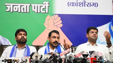 NEW DELHI INDIA 27 AĞUSTOS 27 AĞUSTOS Eski Haryana Başbakan Yardımcısı ve Kıdemli JJJP Lideri Dushyant Chautala ve Ulusal Başkan Azad Samaj Partisi Kanshi Ram Chandershekhar Azad Ravan, Haraya 'da yapılacak meclis seçimleri için Ortak Basın Konferansına seslendi 