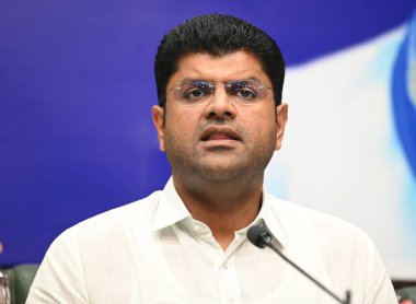 NEW DELHI INDIA 27 AĞUSTOS 27 AĞUSTOS Eski Haryana Başbakan Yardımcısı ve Kıdemli JJJP Lideri Dushyant Chautala ve Ulusal Başkan Azad Samaj Partisi Kanshi Ram Chandershekhar Azad Ravan, Haraya 'da yapılacak meclis seçimleri için Ortak Basın Konferansına seslendi 