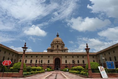NEW DELHI INDIA 27 AĞUSTOS 2024 Mavi Gökyüzü üzerinde bir hava bulutu süzülüyor ve 27 Ağustos 2024 tarihinde Kuzey Bloğu Raisina Tepesi 'nde temiz hava Yeni Delhi Hindistan Raisina Tepesi' nde bir yükseltidir. 
