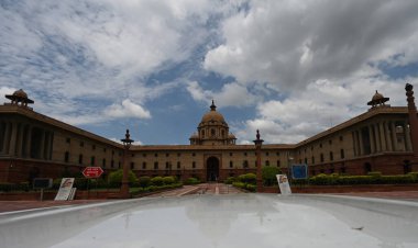NEW DELHI INDIA 27 AĞUSTOS 2024 Mavi Gökyüzü üzerinde bir hava bulutu süzülüyor ve 27 Ağustos 2024 tarihinde Kuzey Bloğu Raisina Tepesi 'nde temiz hava Yeni Delhi Hindistan Raisina Tepesi' nde bir yükseltidir. 