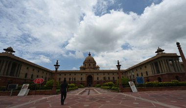 NEW DELHI INDIA 27 AĞUSTOS 2024 Mavi Gökyüzü üzerinde bir hava bulutu süzülüyor ve 27 Ağustos 2024 tarihinde Kuzey Bloğu Raisina Tepesi 'nde temiz hava Yeni Delhi Hindistan Raisina Tepesi' nde bir yükseltidir. 