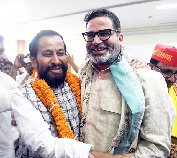 stock image PATNA INDIA AUGUST 27 2024 Former Union Minister and Samajwadi leader Devendra Prasad Yadav being garlanded by Jan Suraj founder Prashant Kishore after he join the party during Milan Samaroh at Gyan Bhawan on August 27 2024 in Patna India Photo by Sa