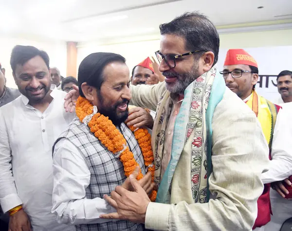 stock image PATNA INDIA AUGUST 27 2024 Former Union Minister and Samajwadi leader Devendra Prasad Yadav being garlanded by Jan Suraj founder Prashant Kishore after he join the party during Milan Samaroh at Gyan Bhawan on August 27 2024 in Patna India Photo by Sa