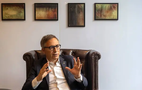 stock image MUMBAI INDIA AUGUST 27 2024 Ceo of SETE the Eiffel Tower Operating Company Patrick Branco Ruivo poses for the photos at BKC on August 27 2024 in Mumbai India Photo by Satish Bate Hindustan Times 