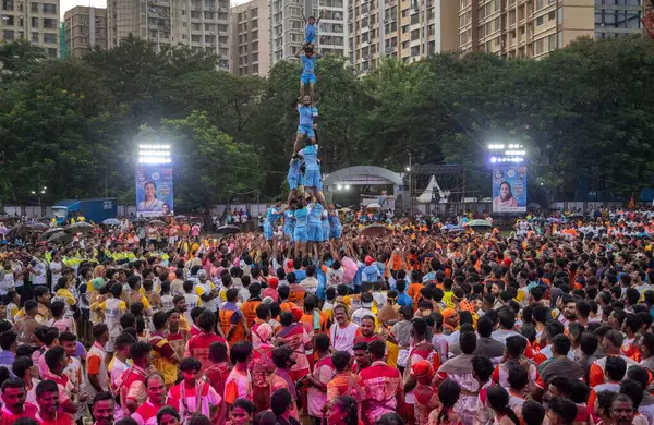 stock image MUMBAI INDIA AUGUST 27 2024 Govinda Revellers from human pyramid to break earthen pot Dahi Hand while celebrating the Hindu Festival of Gopalkala at Ghatkopar on August 27 2024 in Mumbai India Photo by Satish Bate Hindustan Times 