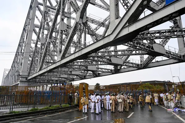 stock image KOLKATA INDIA AUGUST 27 2024 Police personnel stands on guard at Howrah Bridge during March towards State Secretariat Nabanna called by Paschimbanga Chhatrasamaz Students Society of West Bengal seeking resignation of CM Mamata Banerjee over alleged r