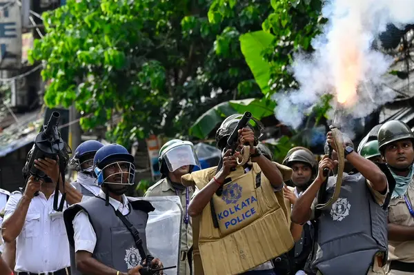 stock image KOLKATA INDIA AUGUST 27 2024 Police uses tear gas during March towards State Secretariat Nabanna called by Paschimbanga Chhatrasamaz Students Society of West Bengal seeking resignation of CM Mamata Banerjee over alleged rape and murder of a trainee d