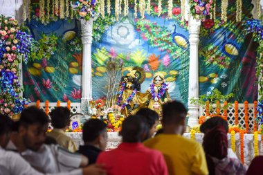 GURUGRAM INDIA 26 AĞUSTOS 2024 Dindarlar, 26 Ağustos 2024 'te Delhi Devlet Okulu yakınlarındaki ISKCON 45. Bölgedeki Krishna Janmashtami festivali sırasında Tanrı Krishna' nın dualarını sunar. 