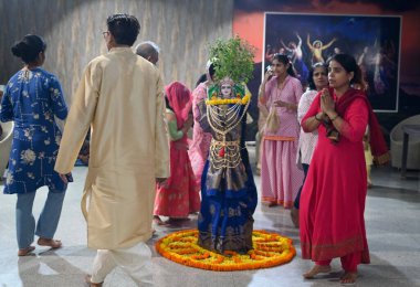 26 Ağustos 2024 'te Delhi Devlet Okulu yakınlarındaki ISKCON tapınağındaki Krishna Janmashtami festivali sırasında Lord Krishna' dan Jal Abhishek 'i seslendiren GURUGRAM INDIA AUGust 26 Ağustos 2024' te Gurugram India Fotoğrafı: Parveen Kumar Hindustan Times 