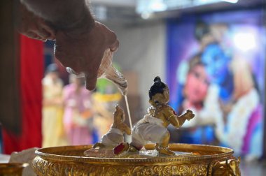 26 Ağustos 2024 'te Delhi Devlet Okulu yakınlarındaki ISKCON tapınağındaki Krishna Janmashtami festivali sırasında Lord Krishna' dan Jal Abhishek 'i seslendiren GURUGRAM INDIA AUGust 26 Ağustos 2024' te Gurugram India Fotoğrafı: Parveen Kumar Hindustan Times 