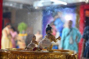 26 Ağustos 2024 'te Delhi Devlet Okulu yakınlarındaki ISKCON tapınağındaki Krishna Janmashtami festivali sırasında Lord Krishna' dan Jal Abhishek 'i seslendiren GURUGRAM INDIA AUGust 26 Ağustos 2024' te Gurugram India Fotoğrafı: Parveen Kumar Hindustan Times 