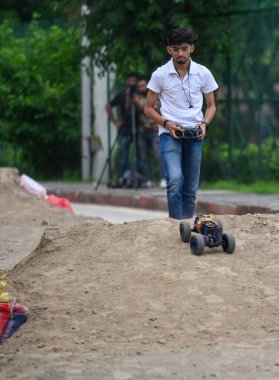 NOIDA INDIA AUGust 26 Ağustos 2024 tarihinde Noida Indoor Stadyumu 21A Noida Hindistan Fotoğraf Yarışması 'nda Technoxion tarafından düzenlenen 8. Technoxion Robotics World Cup 2024 Elektrikli Robo Araba Yarışı' na katılımcılar katıldı. 