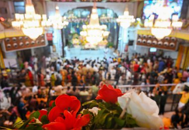 NOIDA INDIA 26 AUGust 2024 Dindarları 26 Ağustos 2024 tarihinde Krishna Paksha 'nın sekizinci gününe denk gelen hayırlı bir Hindu festivali olan Noida Hindistan' da 26 Ağustos 2024 tarihinde ISKCON Tapınağı 'nda Janmashtami Festivali' nde dua eder. 