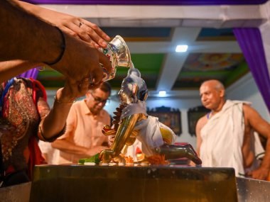 NOIDA INDIA 26 AUGust 2024 Janmashtami hayranları 26 Ağustos 2024 tarihinde Noida Hindistan Krishna Janmashtami 'de 33. bölgedeki ISKCON Tapınağı' nda puja gerçekleştirdiler.