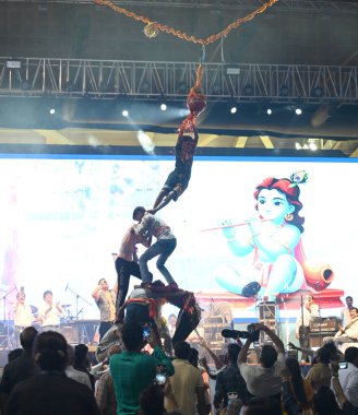 NEW DELHI INDIA 26 AĞUSTOS 2024 Devotees Matki Phod Kutlama Govinda Ala Re Dahi Handi yarışması Shri Krishna Janmashtami 'nin hayırlı vesilesiyle Govinda Ala Re