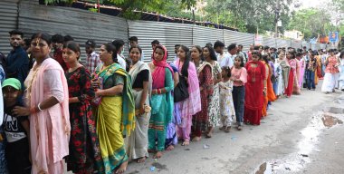 NEW DELHI INDIA 26 AĞUSTOS 2024 Devotees Janmashtami festivali Iskcon Tapınağı Sant Nagar Doğu Kailash 26 Ağustos 2024 'te Yeni Delhi Hindistan' da Sonu Mehta Hindustan Times tarafından çekilmiştir. 