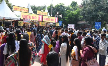 NEW DELHI INDIA 26 AĞUSTOS 2024 Devotees Janmashtami festivali Iskcon Tapınağı Sant Nagar Doğu Kailash 26 Ağustos 2024 'te Yeni Delhi Hindistan' da Sonu Mehta Hindustan Times tarafından çekilmiştir. 