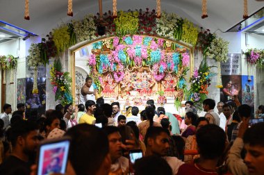 NEW DELHI INDIA 26 AĞUSTOS 2024 Devotees Janmashtami festivali Iskcon Tapınağı Sant Nagar Doğu Kailash 26 Ağustos 2024 'te Yeni Delhi Hindistan' da Sonu Mehta Hindustan Times tarafından çekilmiştir. 