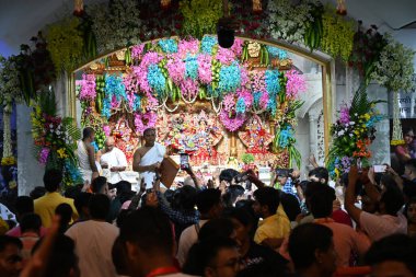 NEW DELHI INDIA 26 AĞUSTOS 2024 Devotees Janmashtami festivali Iskcon Tapınağı Sant Nagar Doğu Kailash 26 Ağustos 2024 'te Yeni Delhi Hindistan' da Sonu Mehta Hindustan Times tarafından çekilmiştir. 