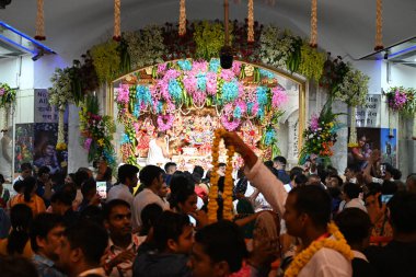 NEW DELHI INDIA 26 AĞUSTOS 2024 Devotees Janmashtami festivali Iskcon Tapınağı Sant Nagar Doğu Kailash 26 Ağustos 2024 'te Yeni Delhi Hindistan' da Sonu Mehta Hindustan Times tarafından çekilmiştir. 