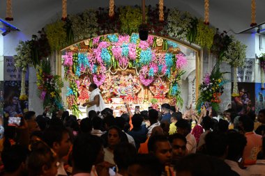 NEW DELHI INDIA 26 AĞUSTOS 2024 Devotees Janmashtami festivali Iskcon Tapınağı Sant Nagar Doğu Kailash 26 Ağustos 2024 'te Yeni Delhi Hindistan' da Sonu Mehta Hindustan Times tarafından çekilmiştir. 