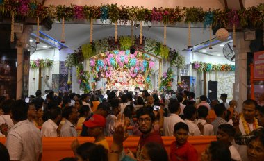 NEW DELHI INDIA 26 AĞUSTOS 2024 Devotees Janmashtami festivali Iskcon Tapınağı Sant Nagar Doğu Kailash 26 Ağustos 2024 'te Yeni Delhi Hindistan' da Sonu Mehta Hindustan Times tarafından çekilmiştir. 